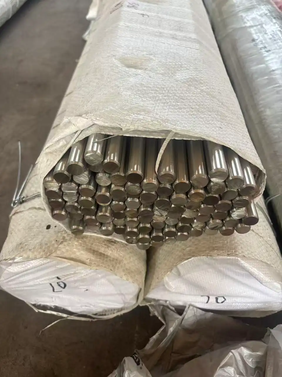 Magnet test on cold drawn 304 stainless steel round bar for buyer verification