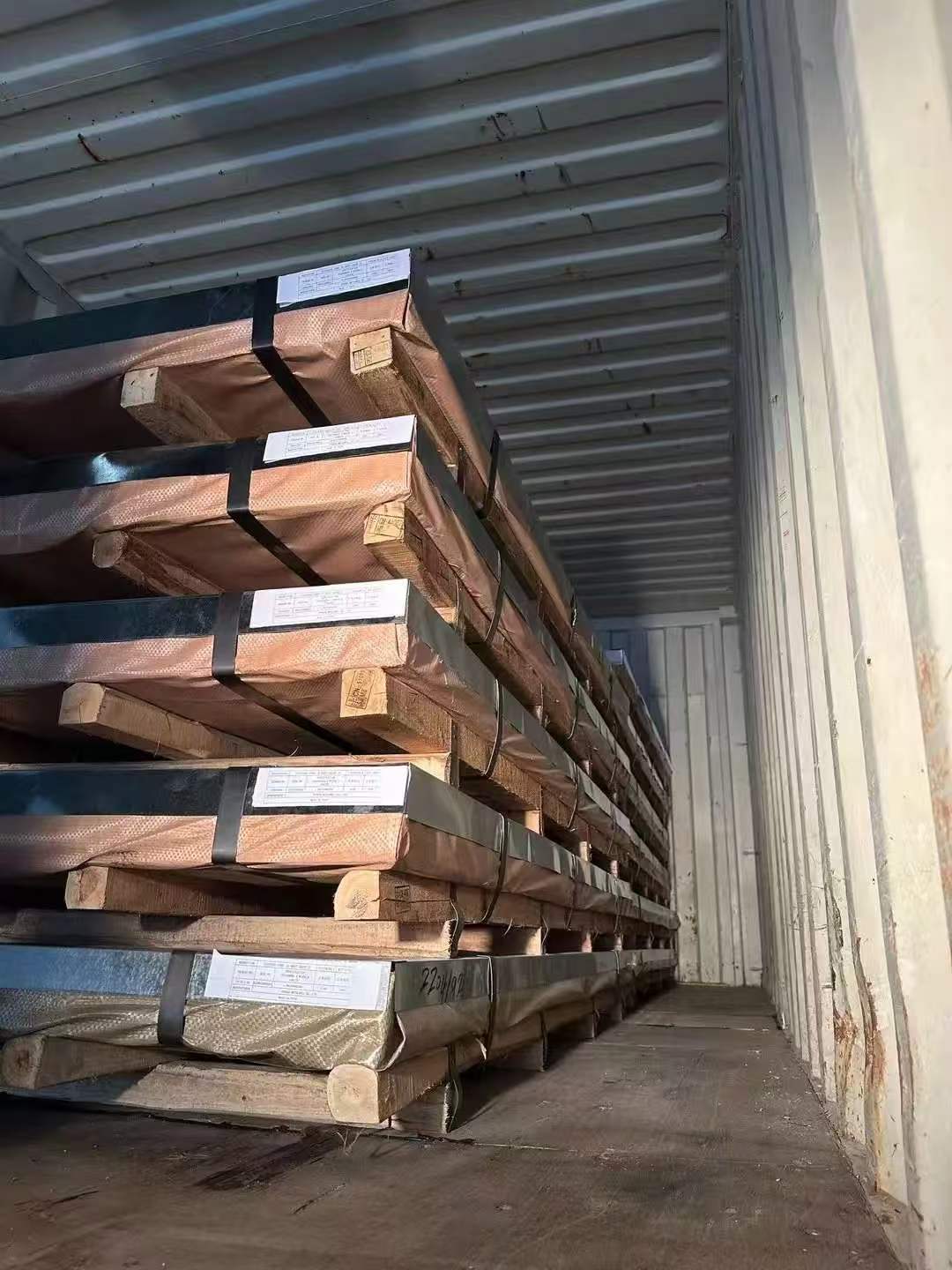 Stainless steel plate package prepared with support and external protection