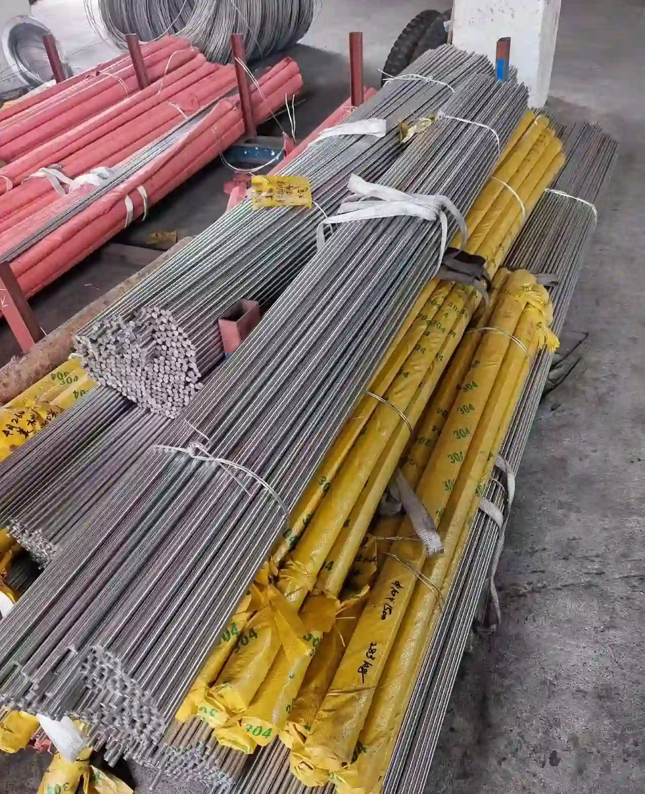 Peeled stainless steel bar bundles packed for machining supply